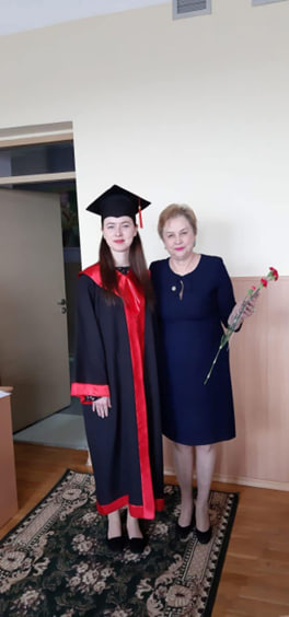 Випускниця з викладачем